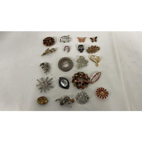 347 - 20 X MIXED BROOCHES