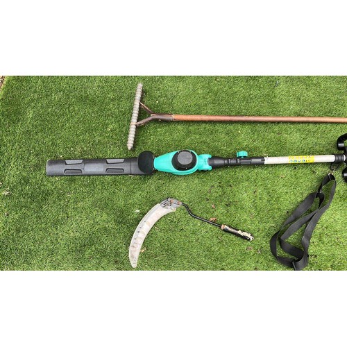 622 - ELECTRIC HEDGE CUTTER AND OTHER GARDEN TOOLS