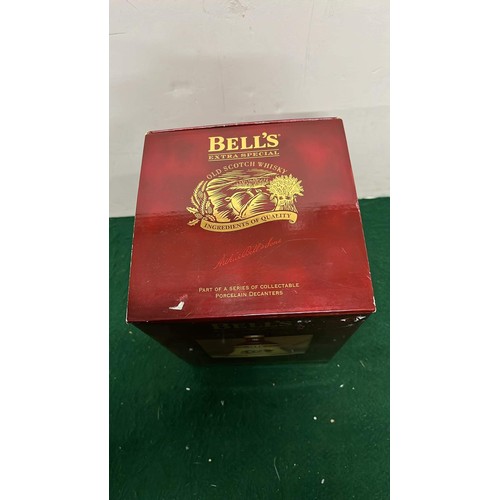 195G - BELLS OLD SCOTCH WHISKY SEALED CHRISTMAS 1996 CHRISTMAS DECANTER