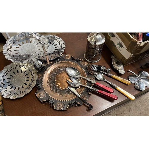 855 - Mixed collectibles, to include metal ware