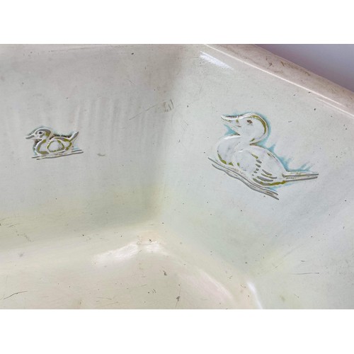 144 - VINTAGE CHILDS BATH WITH DUCK DETAIL