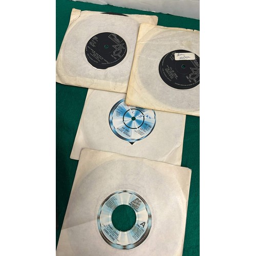 458 - RETRO CASE WITH TAMLA MOTOWN 45s SINGLES WITH DIANNA ROSS , JIMMY RUFFIN AND MORE