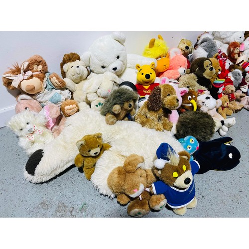 282 - LARGE QTY OF MIXED SOFT TOYS