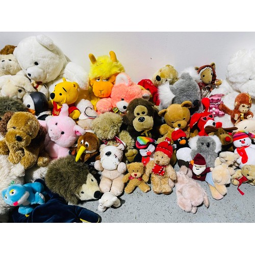 282 - LARGE QTY OF MIXED SOFT TOYS