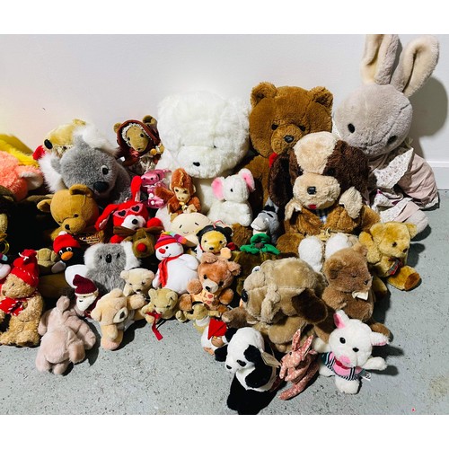 282 - LARGE QTY OF MIXED SOFT TOYS