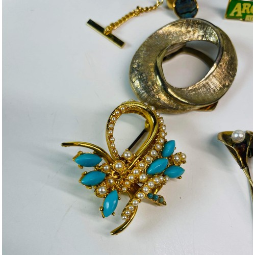 267 - SELECTION OF COSTUME JEWELLERY