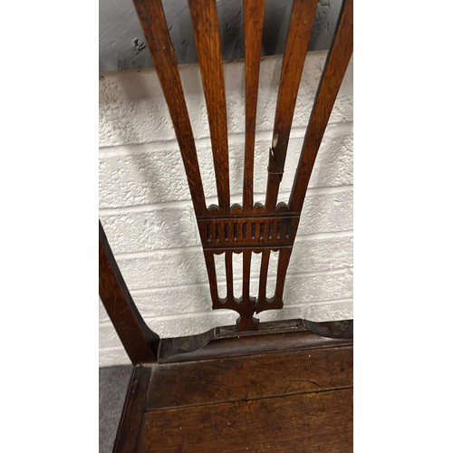 600 - OAK COUNTRY FARM HOUSE FAN BACK CHAIR / NEEDS WORK