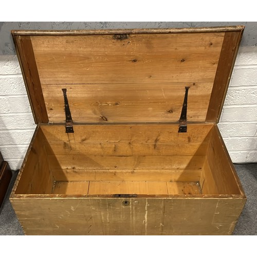 391 - EDWARDIAN PINE BLANKET BOX WITH ORIGINAL PAINT FINISH