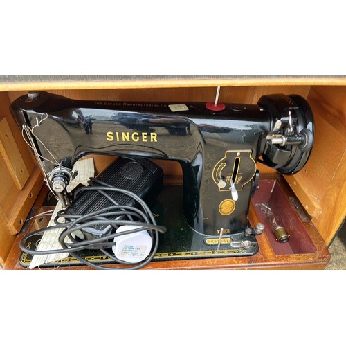 789 - CASED SINGER SEWING MACHINE