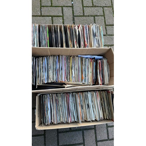 816 - LARGE QTY OF MIXED ARTIST AND MUSIC 45s SINGLES