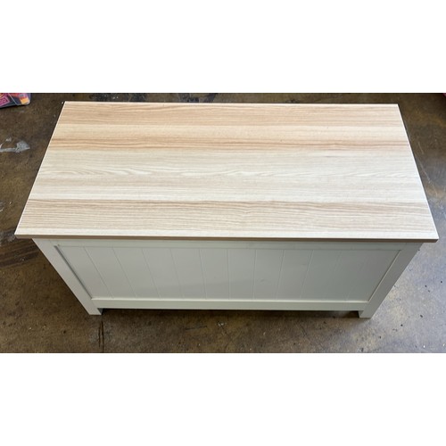 880 - BLANKET BOX