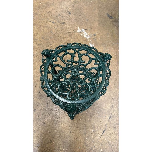 402 - CAST METAL GREEN POT STAND