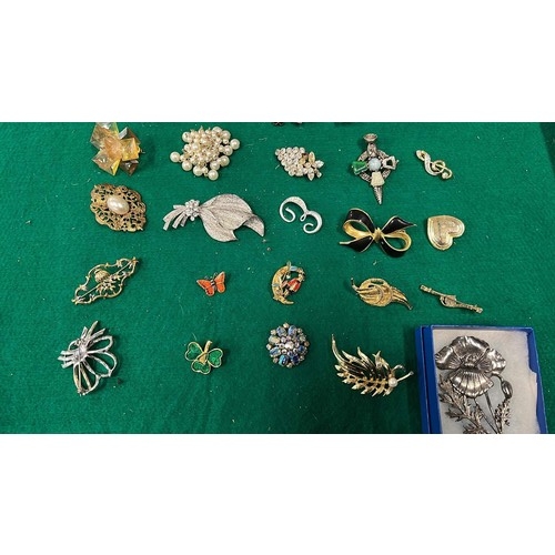 925 - 35 MIXED BROOCHES