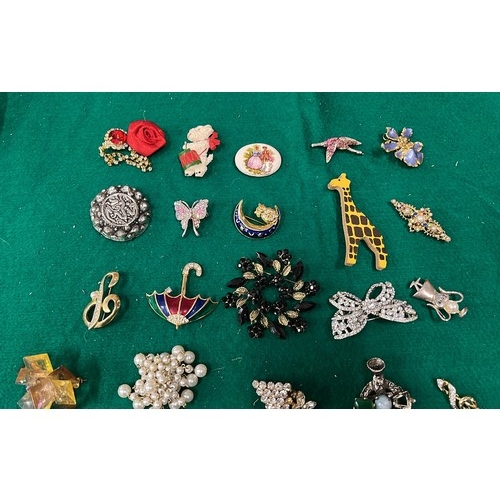 925 - 35 MIXED BROOCHES