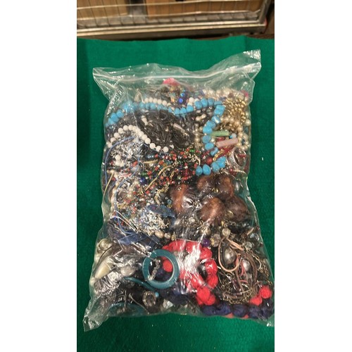 910 - A BAG OF COSTUME JEWELLERY