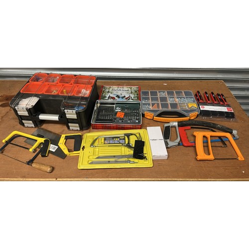 934 - Selection of saws and accessories