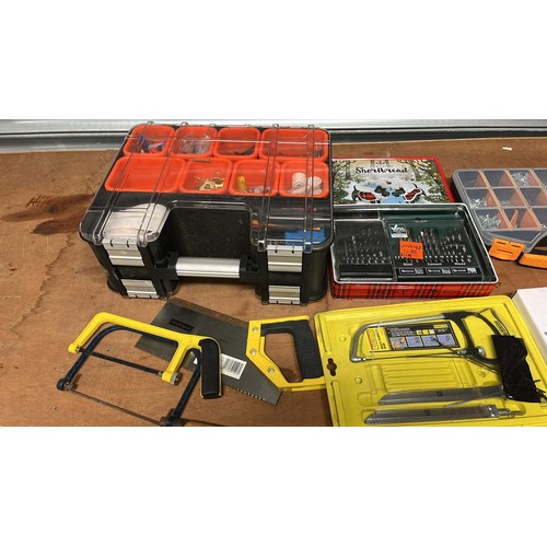 934 - Selection of saws and accessories