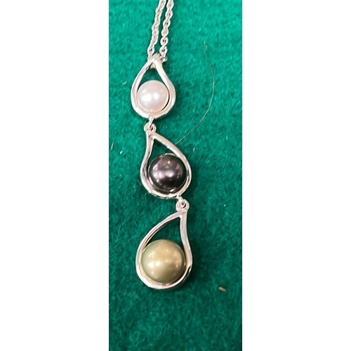 978 - SILVER NECKLACE