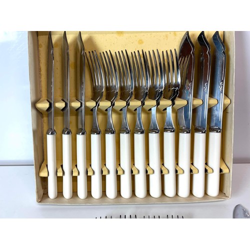 100 - BOXED RETRO STAINLESS STEEL FISH KNIFE AND FORK SET