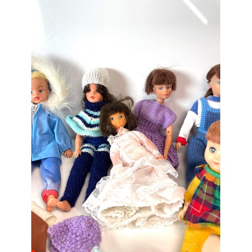 195 - MIXED DOLLS AND FASHION CLOTHES - see all pictures for condition