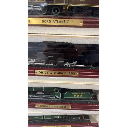 242 - 10 X MODEL TRAINS