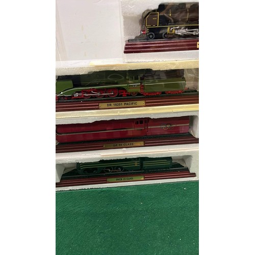 239 - 7 X MODEL TRAINS