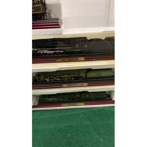 239 - 7 X MODEL TRAINS