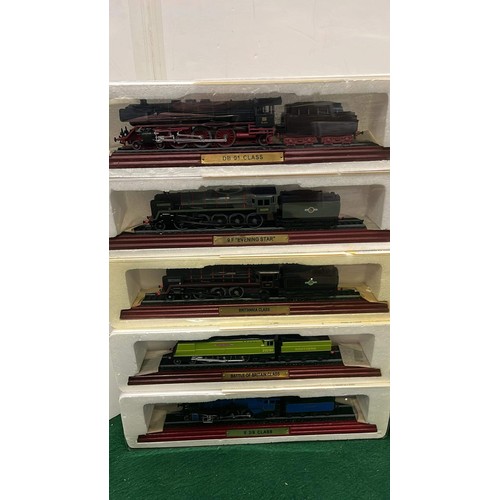 233 - 10 X MODEL TRAINS