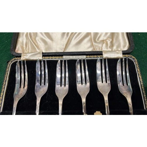 293 - CASED DUTCHESS PLATE DESERT FORKS