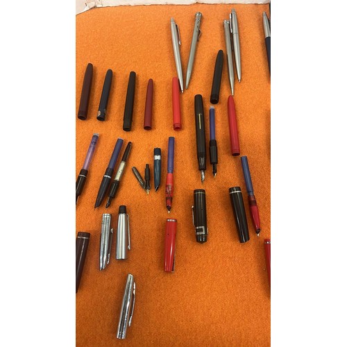 226 - QTY OF FOUNTAIN AND PARKER PENS