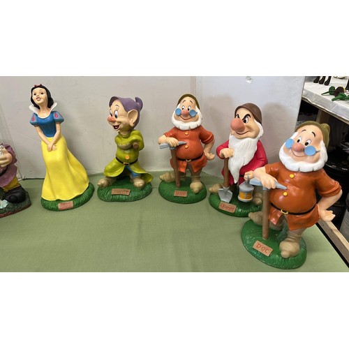 200 - GARDEN ORNAMENTS SNOWWHITE AND SEVEN DWARFS (new)