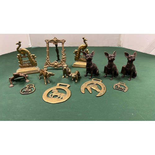 175 - MIXED BRASS WARE AND THREE RESIN DOGS