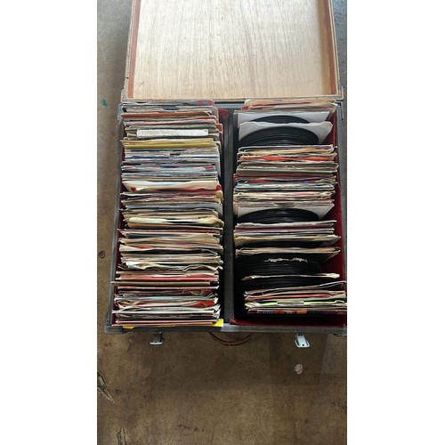 125 - WOODEN BOX WITH MIXED ARTIST AND MUSIC 45s SINGLES