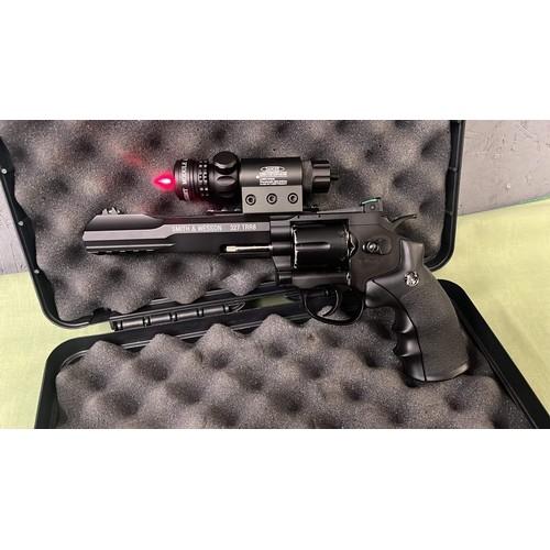 119 - SMITH & WESSON  327 TRR8 SOFT BB AIR GUN WITH LASER SIGHT