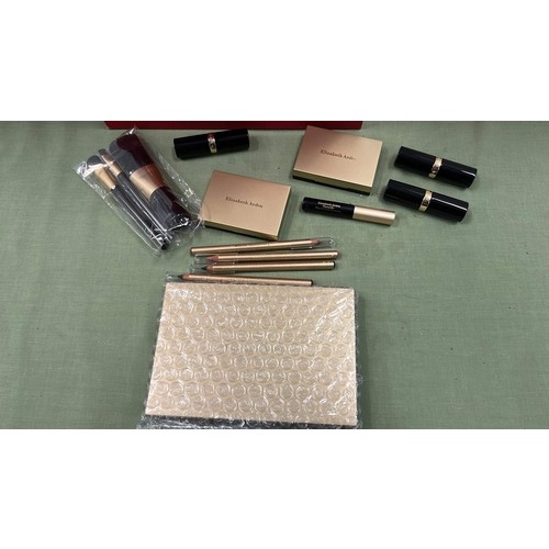 284 - ELIZABETH ARDEN MAKEUP BAG SET