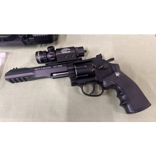 119 - SMITH & WESSON  327 TRR8 SOFT BB AIR GUN WITH LASER SIGHT