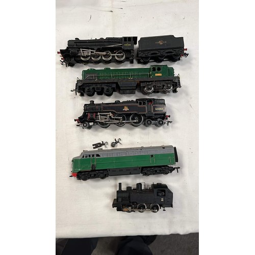 462 - 5 X PLAY WORN 00 GAUGE TRAIN MODELS