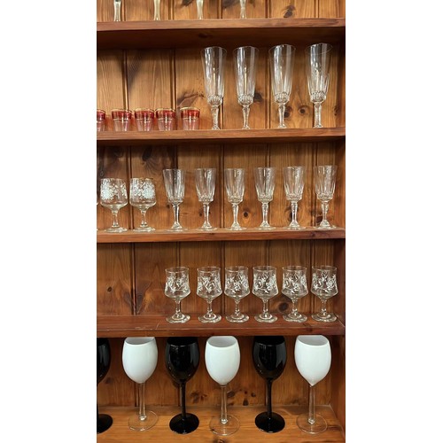 437 - QTY OF MIXED DRINKING GLASSES