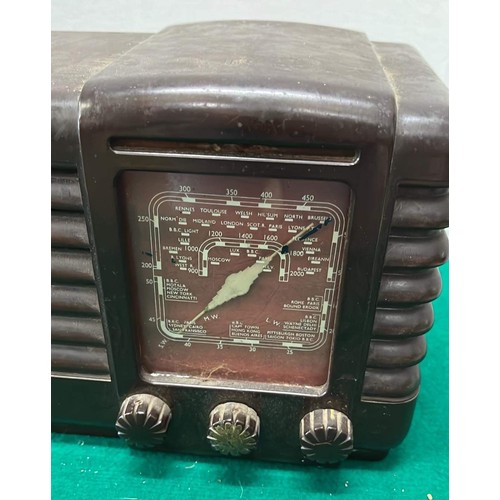 682 - BAKELITE RADIO / NEEDS WORK