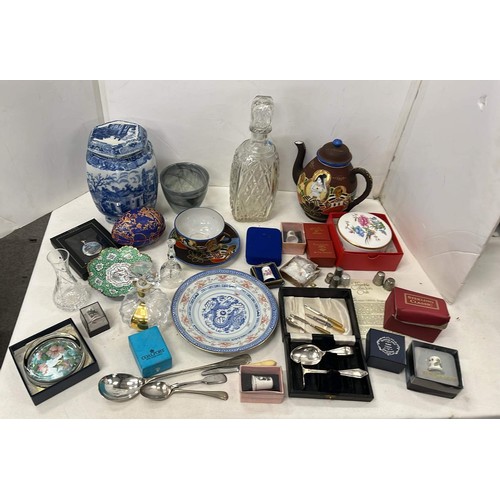 689 - SELECTION OF COLLECTABLE ITEMS