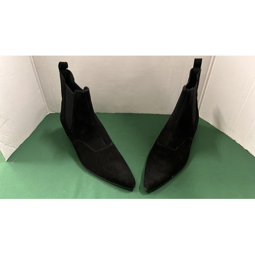 61 - BLACK BOOTS - SIZE 11