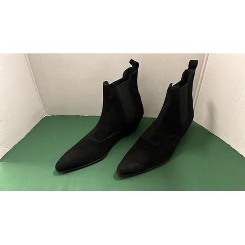 61 - BLACK BOOTS - SIZE 11