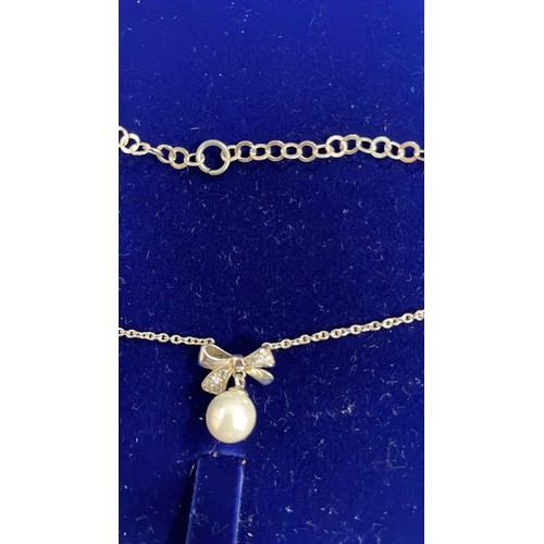 40 - SILVER NECKLACE WITH BOW DETAIL