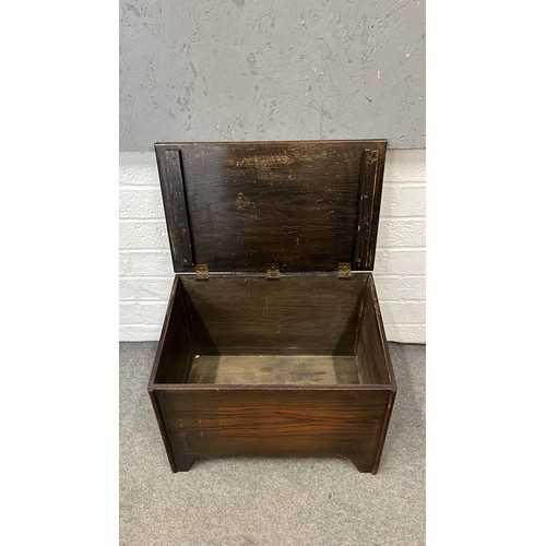 261 - WOODEN STORAGE BOX WITH A CLOVER LEAF DETAIL TOP IN A DARK FINISH