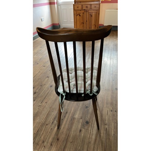 312 - ERCOL DARK FINISH COMB BACK DINNING SET WITH FOUR SIDE CHAIRS AND ONE CARVER / SEE ALL PICTURES