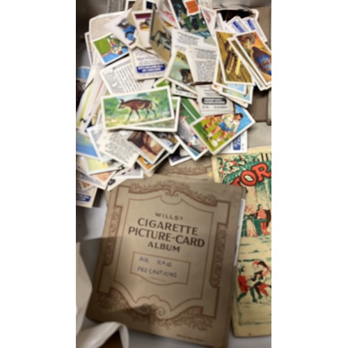 449 - LARGE COLLECTION OF CIGARETTE AND TEA CARDS