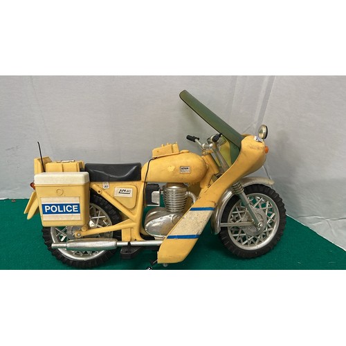 422 - ACTION MAN SCOUT CAR , POLICE BIKE AND OTHER JET