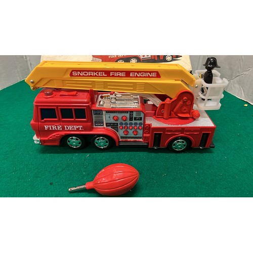 414 - SOUND CONTROLLED SNORKEL FIRE ENGINE / SEE ALL PICTURES