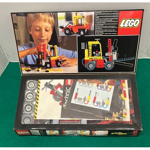 407 - LEGO 8843 FORK LIFT