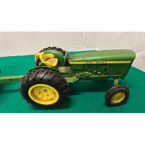 389 - JOHN DEER TRACTOR AND MUCK SPREADER